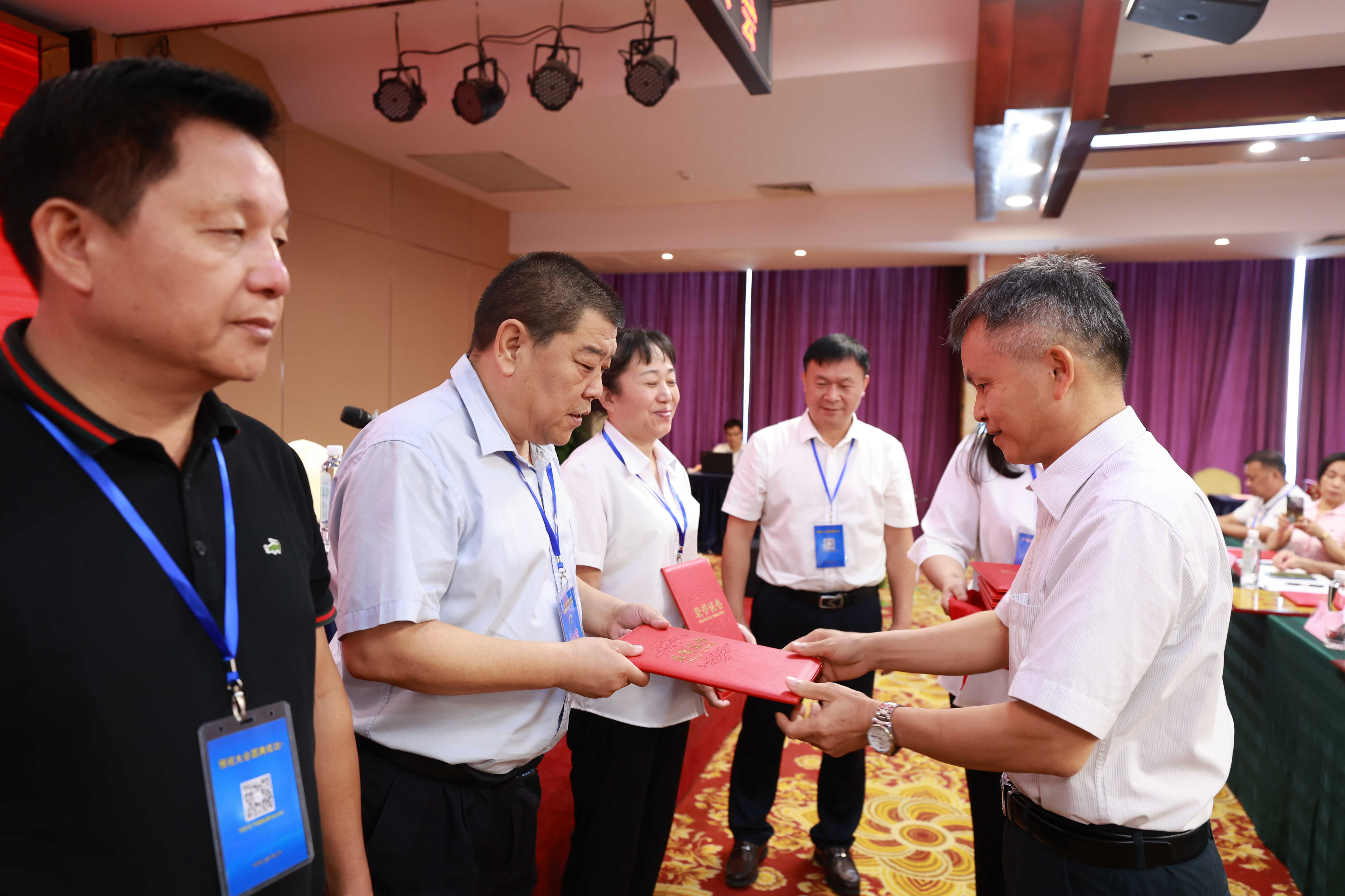 嘟嘟成人网
一级调研员、广西物流快递行业党委副书记陆正业为获奖单位颁发证书.jpg